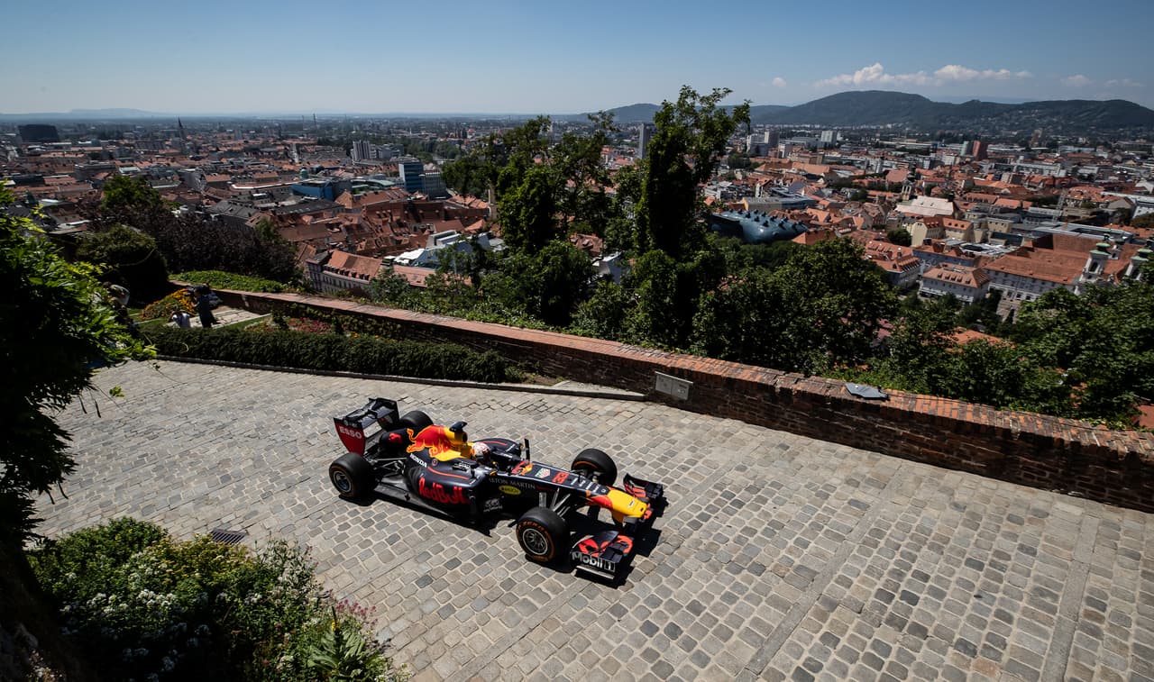 En Graz, a pocos kilómetros del Circuito Red Bull Ring en Spielberg, Max Verstappen encendió la actividad del Gran Premio de Austria con una visita a los aficionados, así como la tienda oficial de la escudería en la ciudad. A partir de este viernes los motores se encenderán con las primeras sesiones libres.