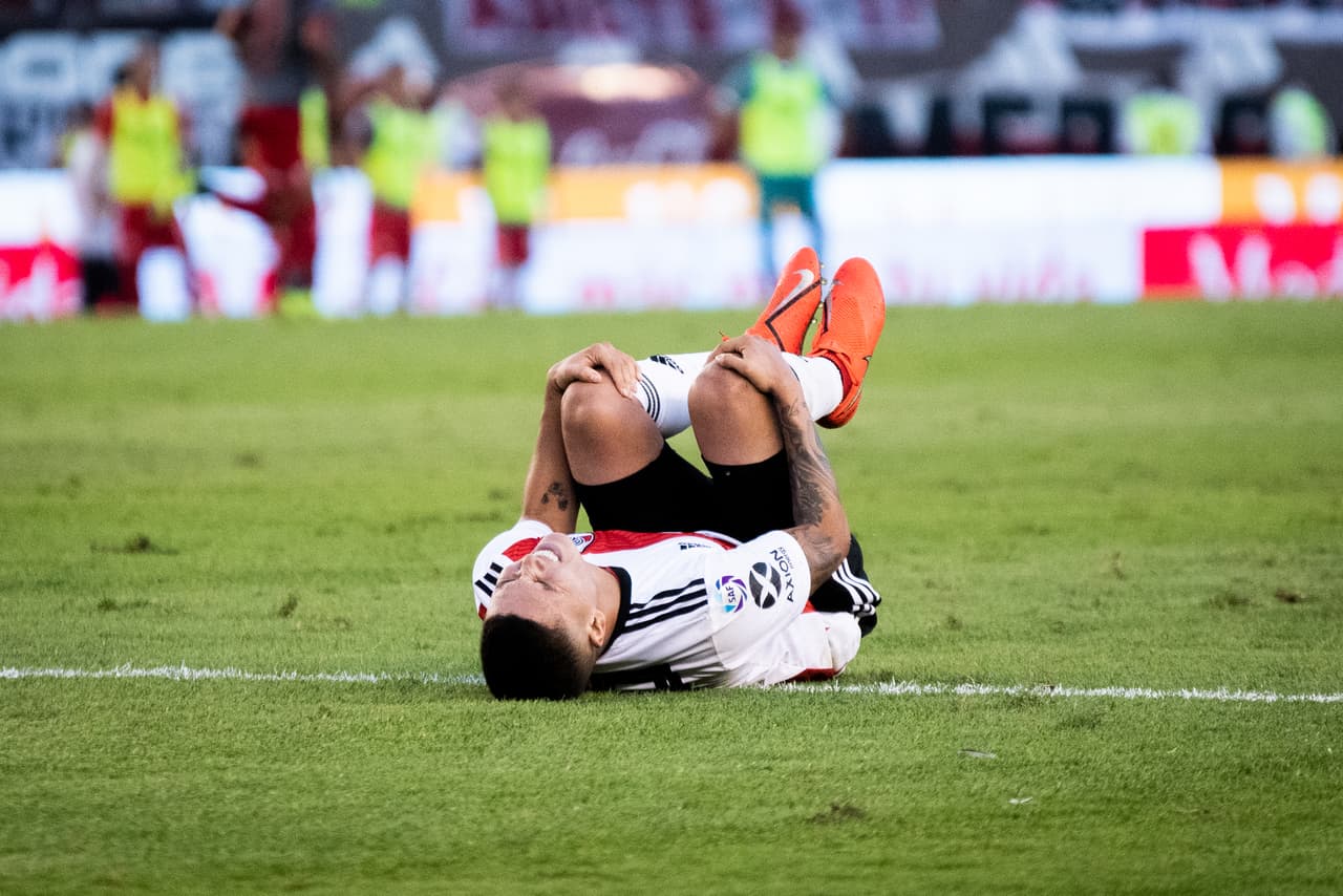 En el último partido de River Plate, el mediocampista Juan Fernando Quintero sufrió una grave lesión de rodilla que lo mantendrá por varios meses fuera de las canchas.
