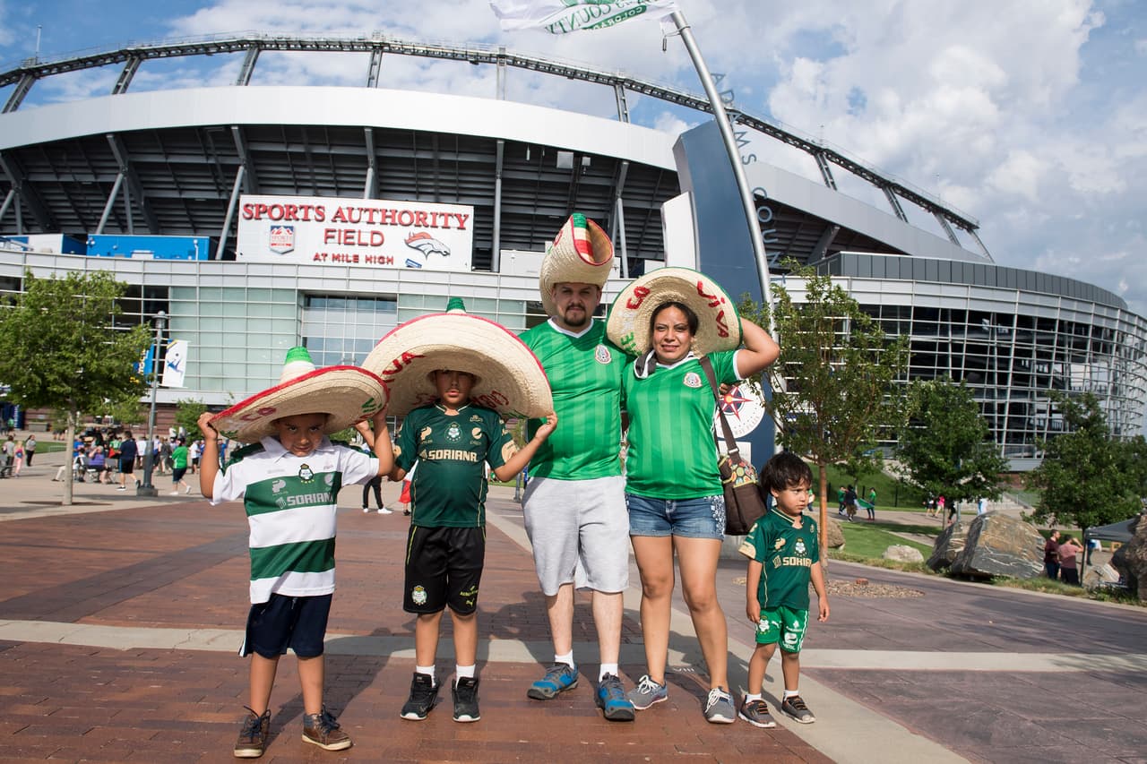 Los tradicionales sombreros tampoco pueden faltar entre los seguidores mexicanos.