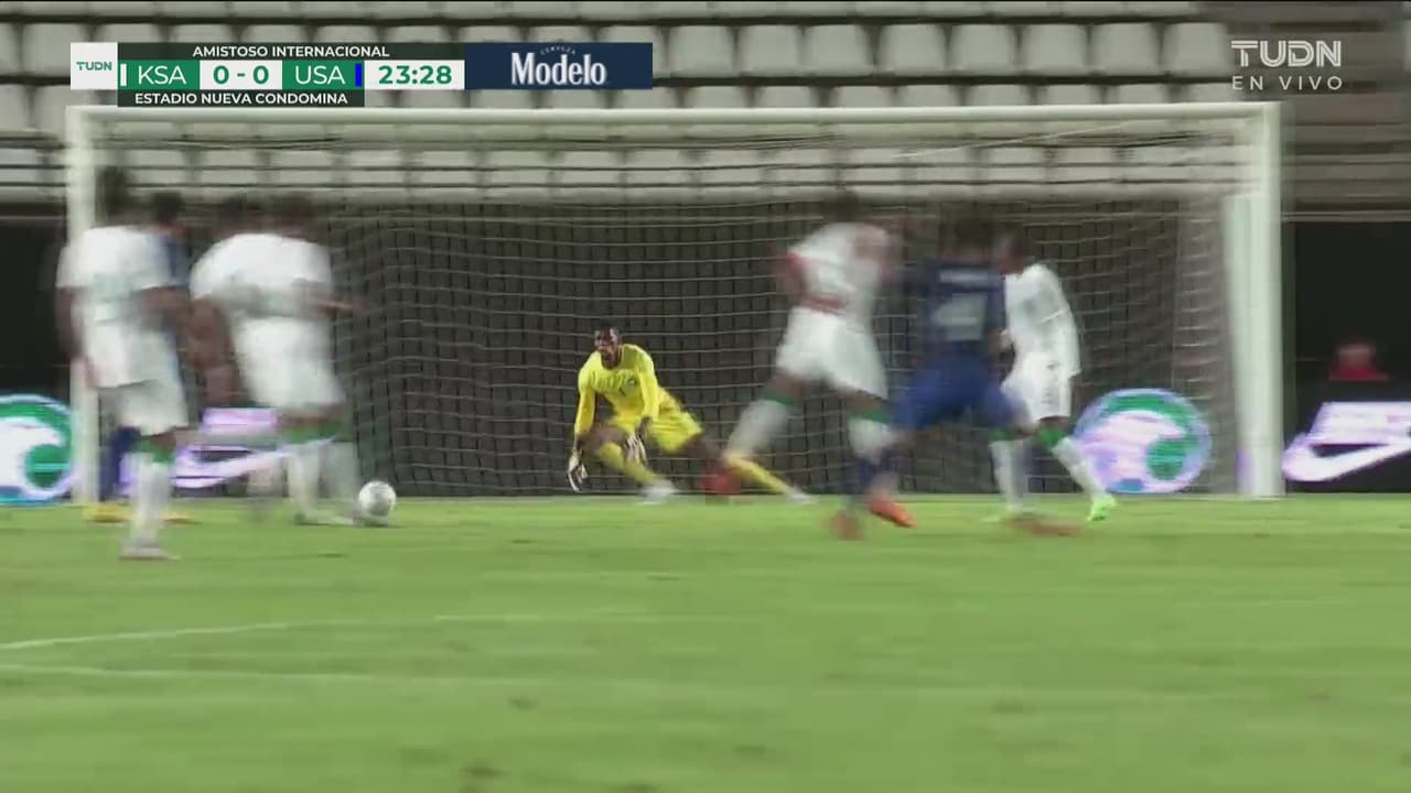 ¡Pasa zumbando el metal! Tyler Adams dispara apenas a un costado