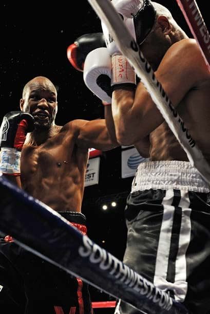 El dominio de Hopkins creció al tiempo que el público de Las Vegas no sabía si aplaudir o abuchear.