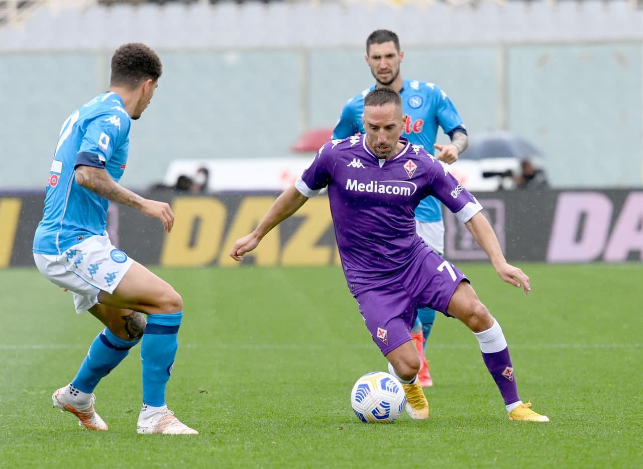 Napoli se impone a la Fiorentina en su visita con un marcador de 2-0, durante la Jornada 37 en la Serie A. Las anotaciones fueron por parte de Lorenzo Insigne al minuto 56 y el segundo tanto fue un autogol de Lorenzo Venutti durante la segunda mitad del encuentro. Hirving Lozano ingresó al campo al minuto 80.