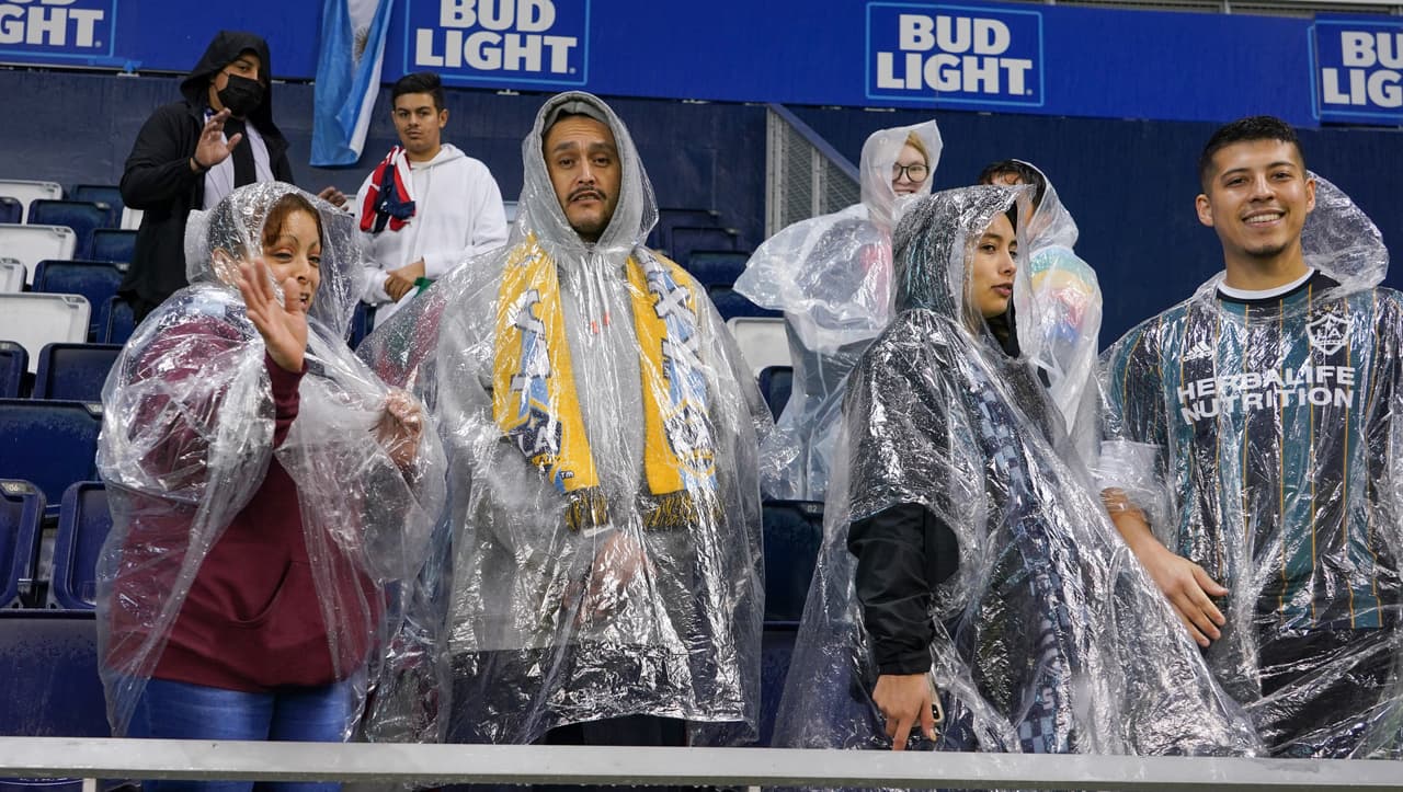 En el Children's Mercy Park los aficionados soportaron una tormenta para ver el triunfo de Sporting Kansas City sobre LA Galaxy.
<br>
