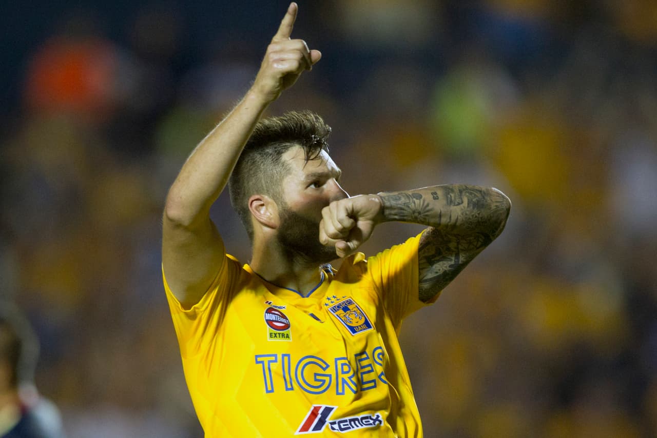 A finales del 2019, junto al empresario Guillermo Salinas, el francés regaló lentes a una escuela primaria en Nuevo León.