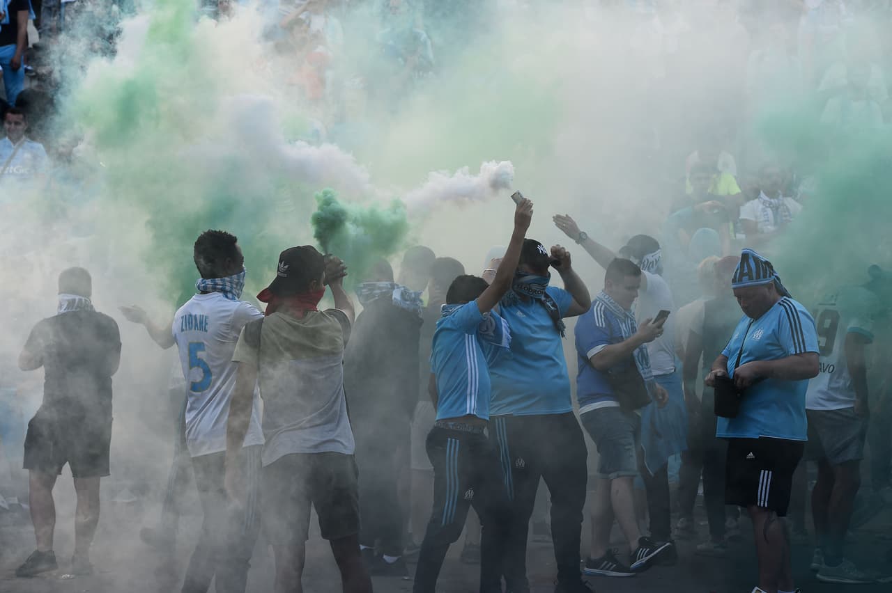 La afición del Marsella se hizo sentir en las afueras del Velódrome donde su equipo enfrentaría al Red Bull Salzburg.