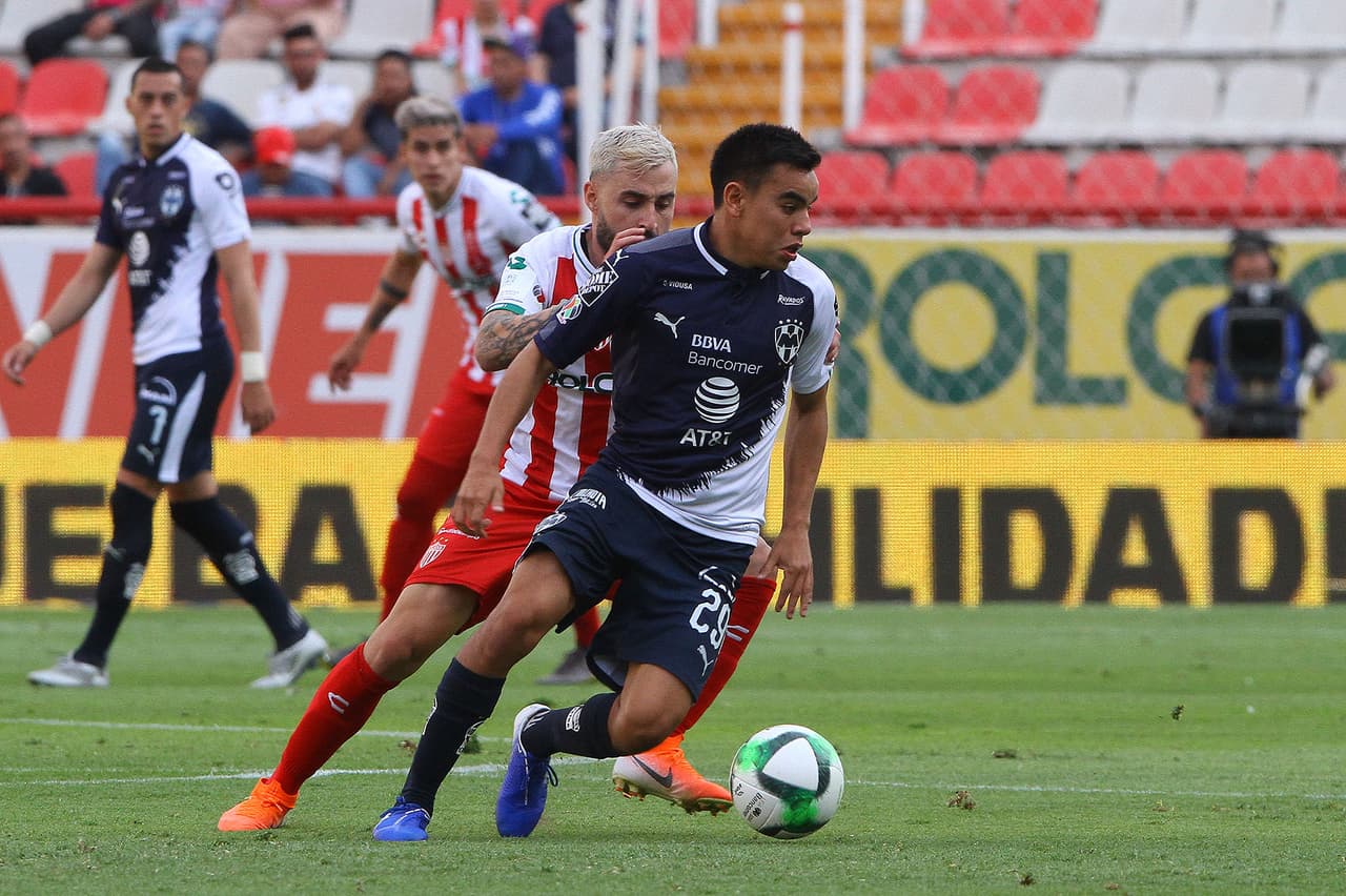 Luis Gallegos y Carlos Rodríguez, durante el juego de ida de los Cuartos de Final del Clausura 2019 de la Liga MX, entre los Rayos del Necaxa y los Rayados del Monterrey, en el Estadio Victoria.