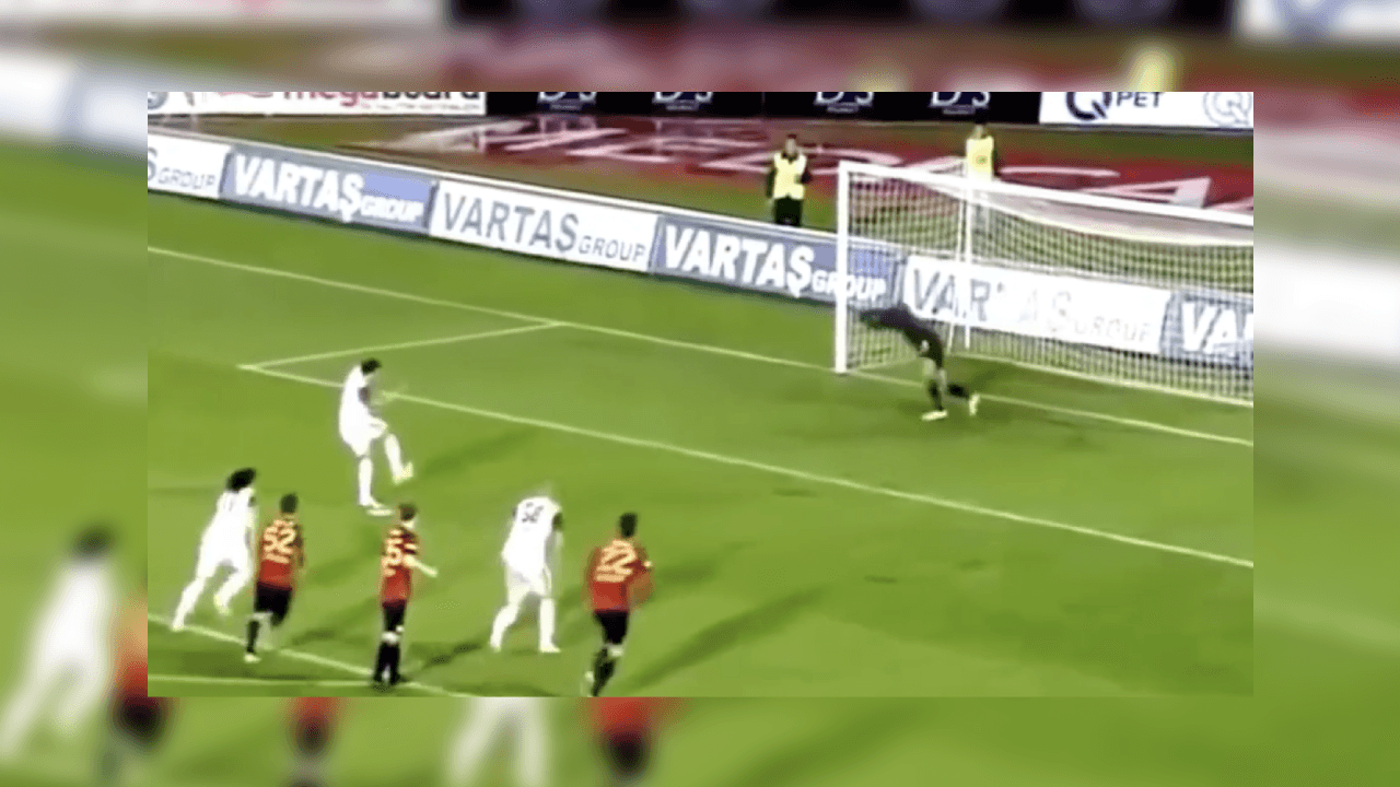 <b>Felipe Melo</b>
<br>7. El volante brasileño se lució en Turquía. En el último minuto del partido, Melo debió reemplazar al arquero uruguayo Muslera y ¡salvó al Galatasaray! Con la atajada, el equipo de Fatih Terim derrotó 1-0 al Elazigspor.