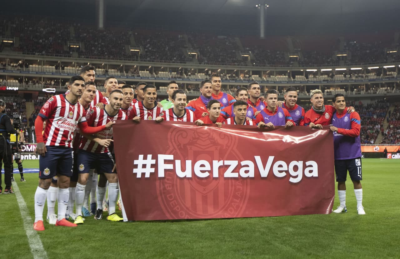 Los futbolistas de Chivas sacaron una manta de apoyo para su compañero Alexis Vega, duante la foto oficial.