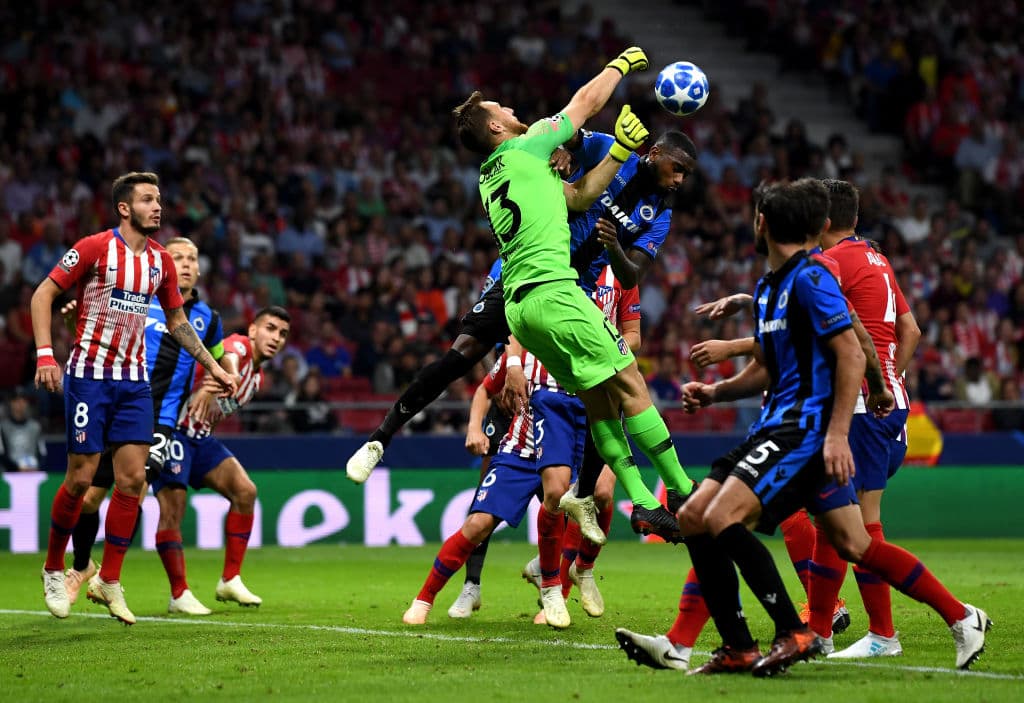 Dada la urgencia del equipo belga, el Brugge empezó a causarle problemas a la defensa Colchonera y a su portero Jan Oblak (13), quien aquí sale a despejar un balón venenoso con el puño.