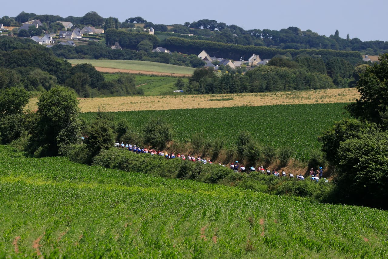 El Tour se corre cada día, kilómetro a kilómetro. Sin tregua. Una caída, una avería, un mínimo despiste o un golpe de mala suerte pueden hundir la preparación de meses, o el sueño de años…