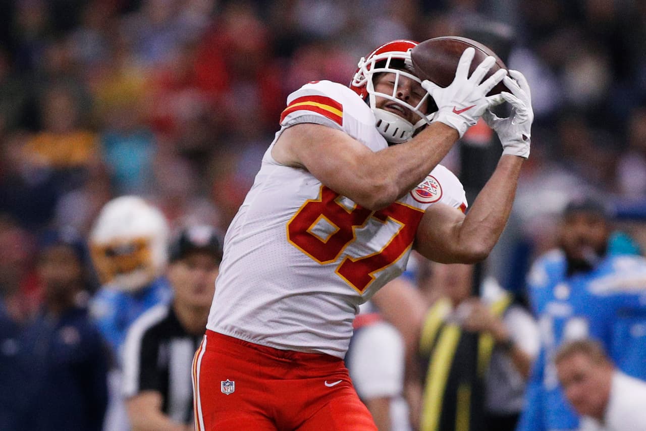 Por aire, la recepción de Travis Kelce a pase de Patrick Mahomes.