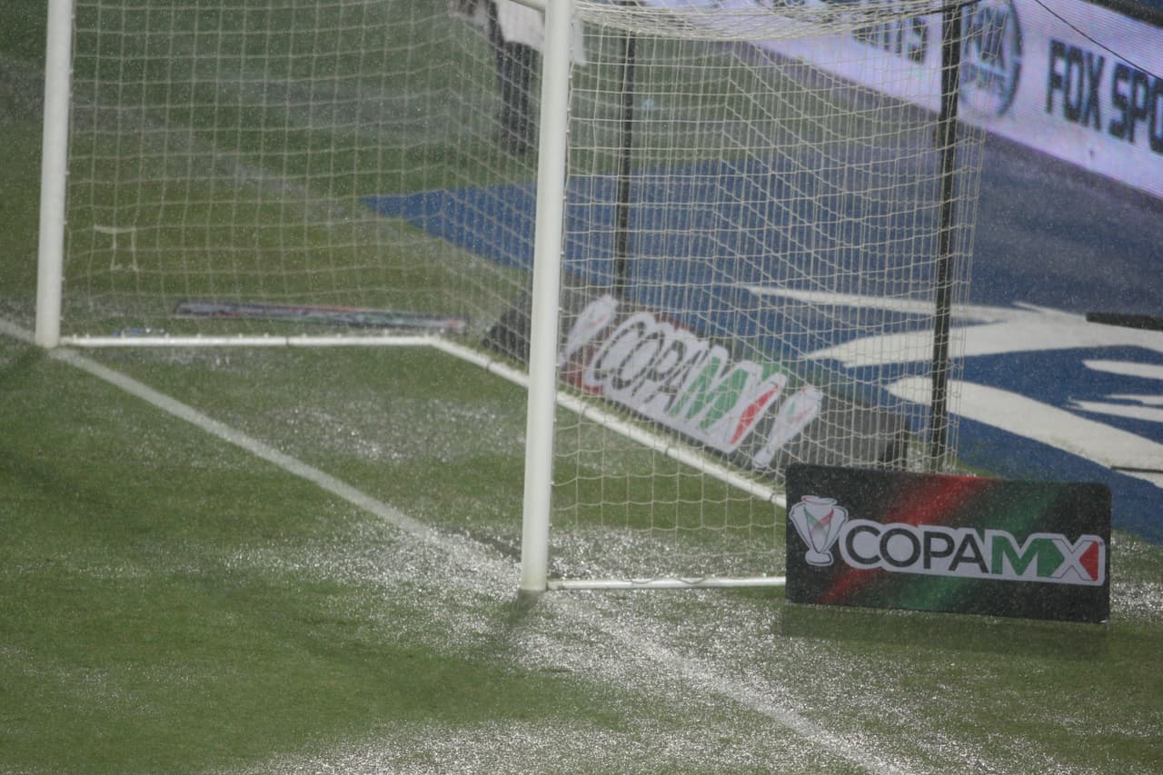 A una hora de comenzar el partido, cuyo horario para comenzar era las 21:15 horas, ya la lluvia había hecho estragos en el campo de Rayados, provocando encharcamientos considerables.
