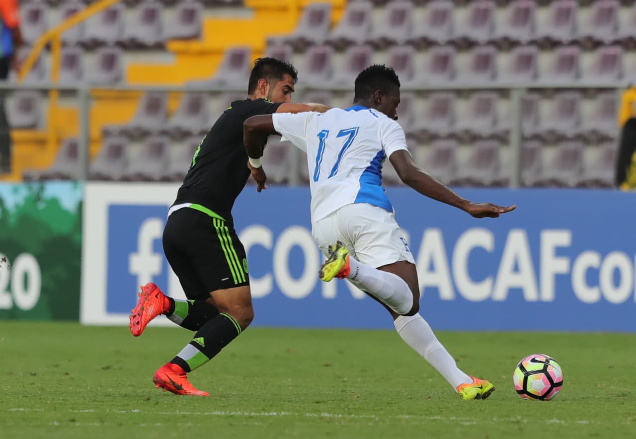 El partido fue cerrado desde un inicio, con algo de más claridad para Honduras en el manejo de la pelota y la creación de oportunidades de gol.