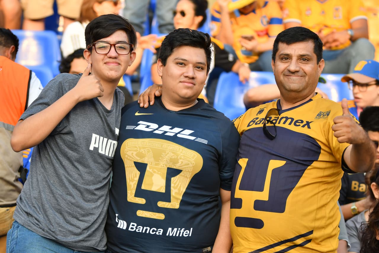 Los fanáticos de Tigres y Pumas viven el encuentro por la Jornada 13 del Clausura 2019 en el Estadio Universitario de la Universidad Autónoma Nuevo León.