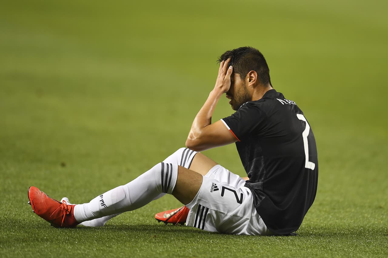 El futbolista mexicano quedó maltrecho luego de la aparatosa falta.