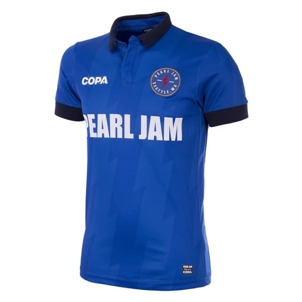 La popular banda de rock Pearl Jam anució este miércoles su nueva línea de playeras futboleras con algunos países que harán parte de la Copa del Mundo de Rusia 2018. España, Argentina, Brasil, México, Inglaterra, entre otros, hacen parte de esta hermosa colección.