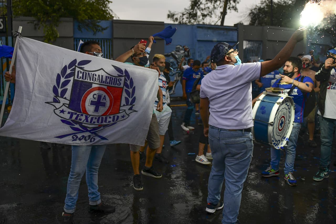 Algunos aficionados de la Máquina del Cruz Azul hicieron un pequeño viaje desde ecatepec para apoyar a sus futbolistas minutos antes de que inicie el clásico joven.