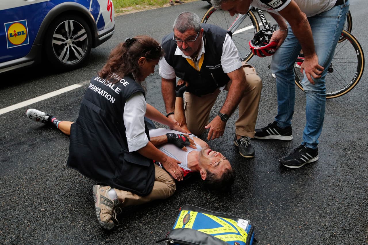 El italiano Manuele Mori también tuvo que ser atendido de inmediato.