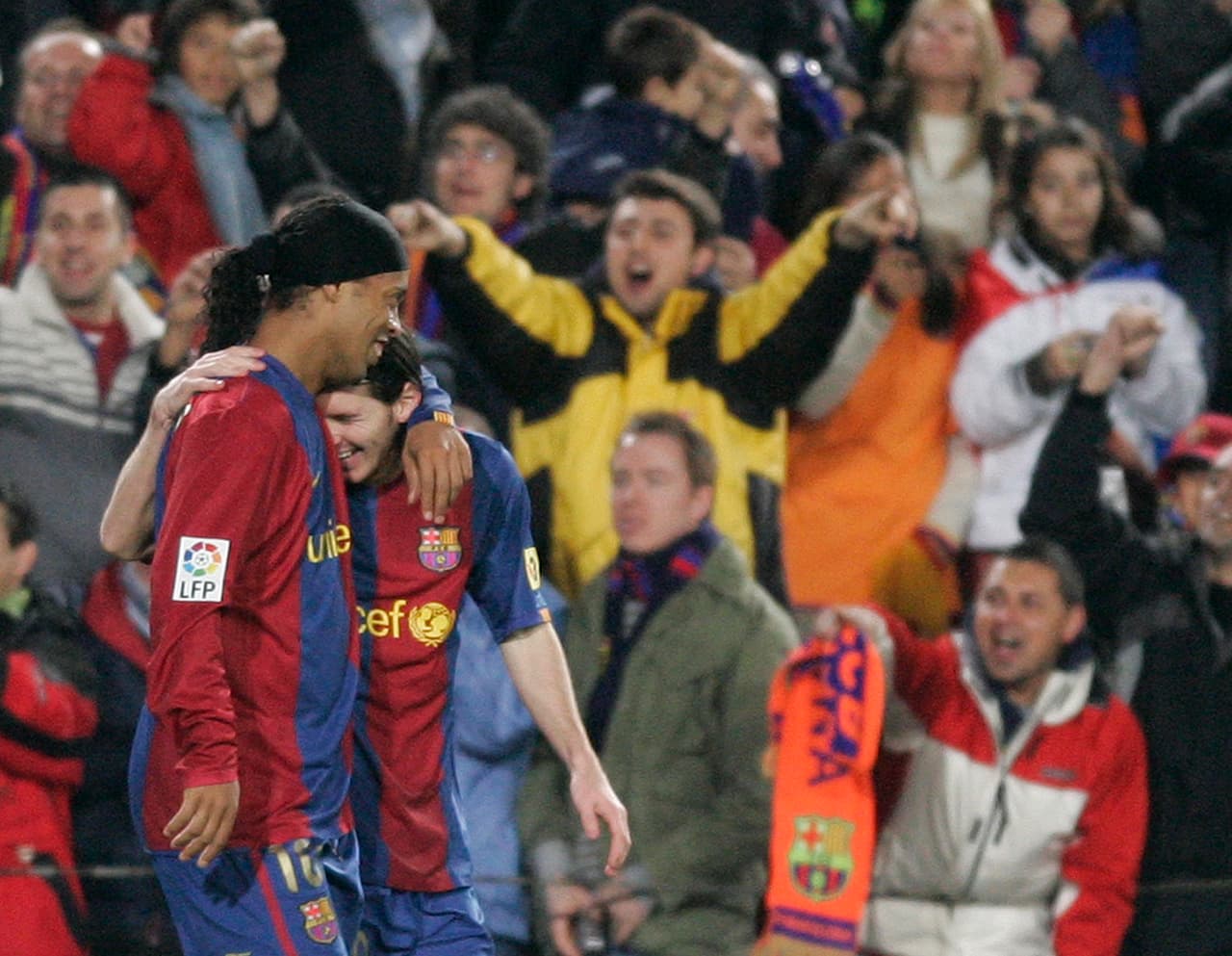 La historia de Lionel Messi con los jugadores brasileños tuvo su capítulo más brillante junto a Ronaldinho con quien jugó desde el 2004 hasta el 2008.