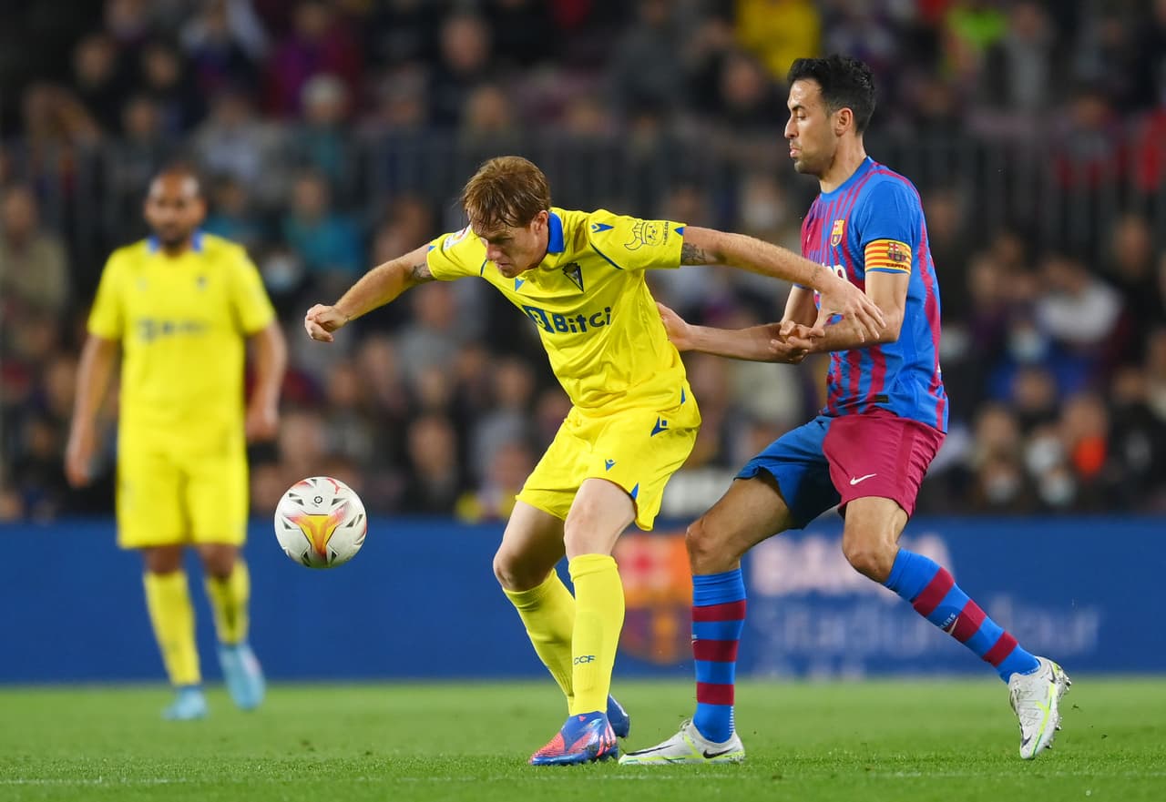 Barcelona perdió en casa por 0-1 ante un Cádiz aguerrido y le propinó su segunda derrota al hilo después de haber sumado casi tres meses sin descalabro alguno entre Liga y Europa League.