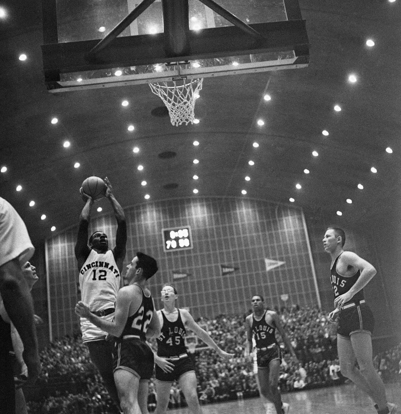 Con 6 pies 5 pulgadas, y 225 libras, Baylor era conocido por su atractiva combinación de fuerza y gracia, así como por su interminable variedad de fintas acrobáticas.