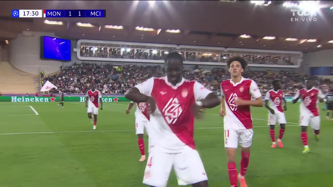 ¡Golazo enfermo de el Mónaco! Jordan Teze cuelga el balón al ángulo para el 1-1