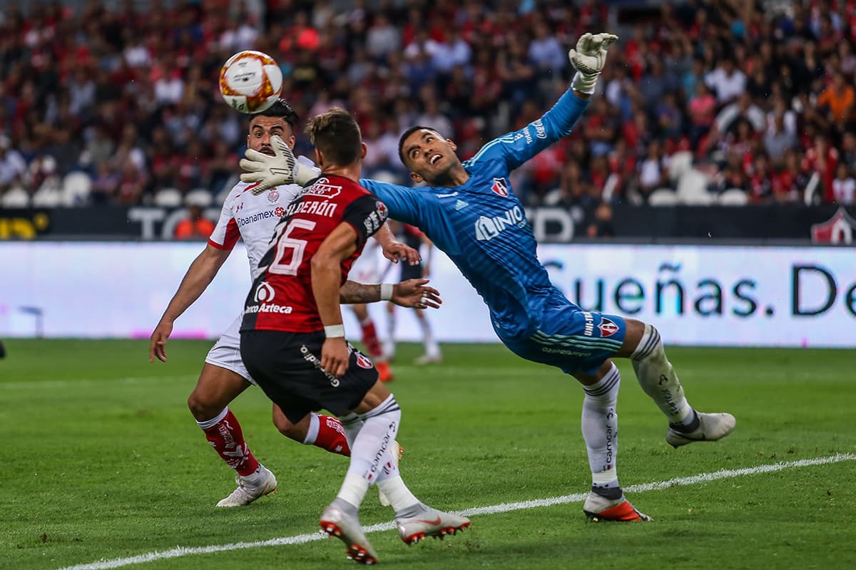 La actuación del arquero José Hernández (derecha) fue fundamental para mantener en cero el arco del Atlas.