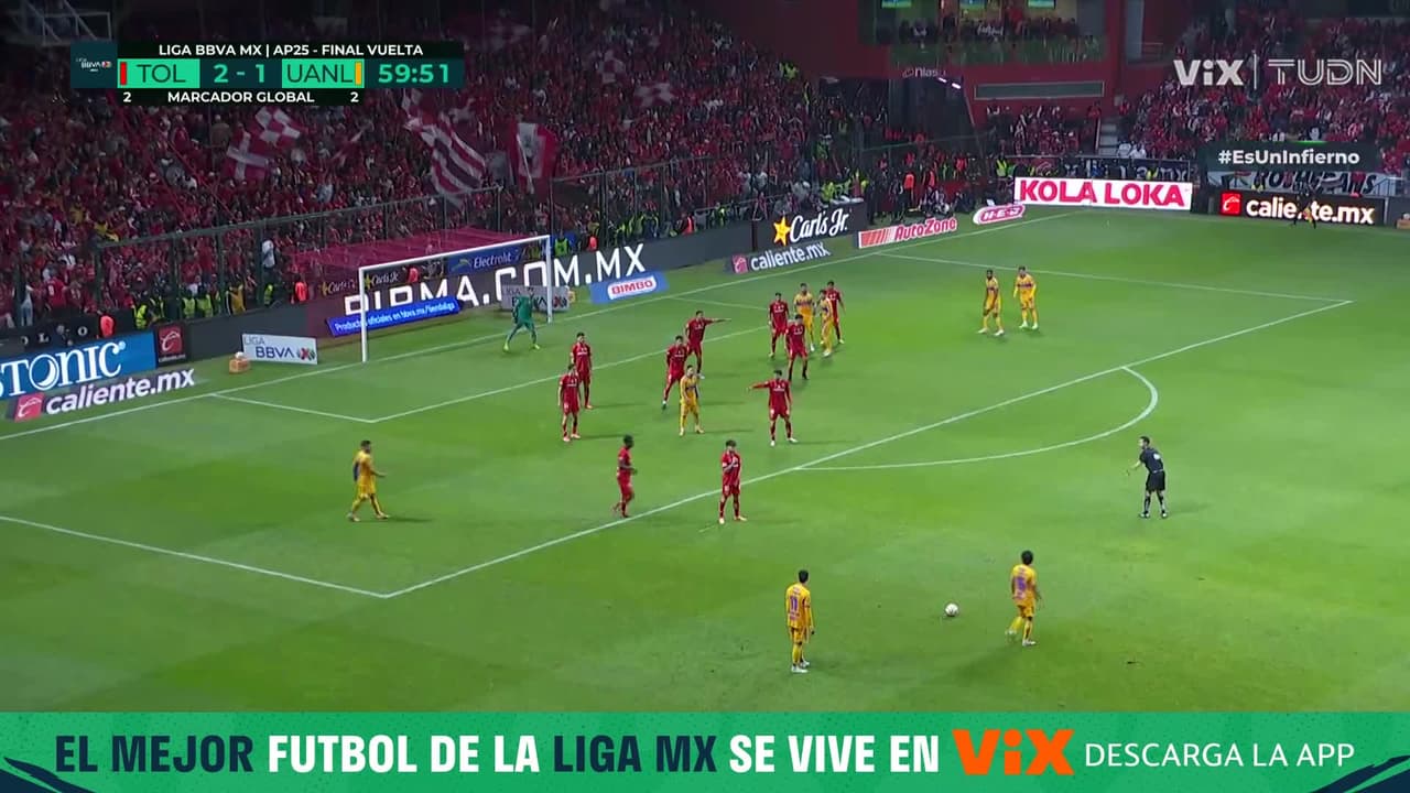 ¡Increíble, tremenda doble atajada de Luis García evita el tanto de Tigres!