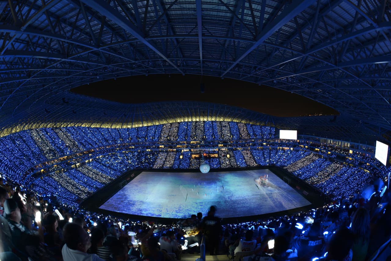 Más de 50 mil personas se dieron cita en la espectacular inauguración del nuevo estadio de Rayados de Monterrey donde se recordaron a los iconos del equipo. También se disfrutó de un espectáculo musical.