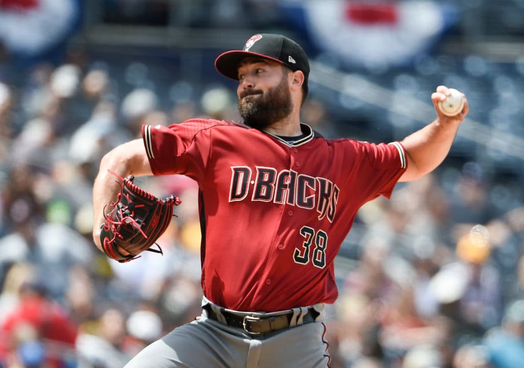 Mientras que por los visitantes la responsabilidad como abridor recayó en Robbie Ray (0-1), y cargó con la derrota luego de cinco entradas y un tercio de labor, le hicieron dos carreras en dos hits, dio cinco bases por bolas y ponchó a tres.