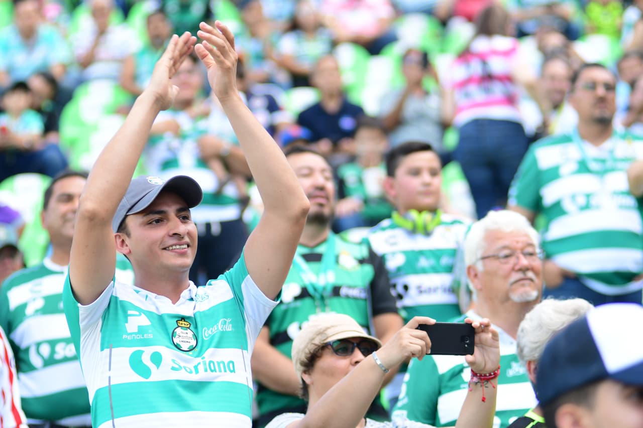 Extraordinario ambiente montaron los aficionados en Torreón, previo al partido entre Santos y Guadalajara, correspondiente a la Jornada 1 del Torneo Apertura 2019 de la Liga MX, en el Estadio TSM Corona, el 21 de Julio de 2019.
