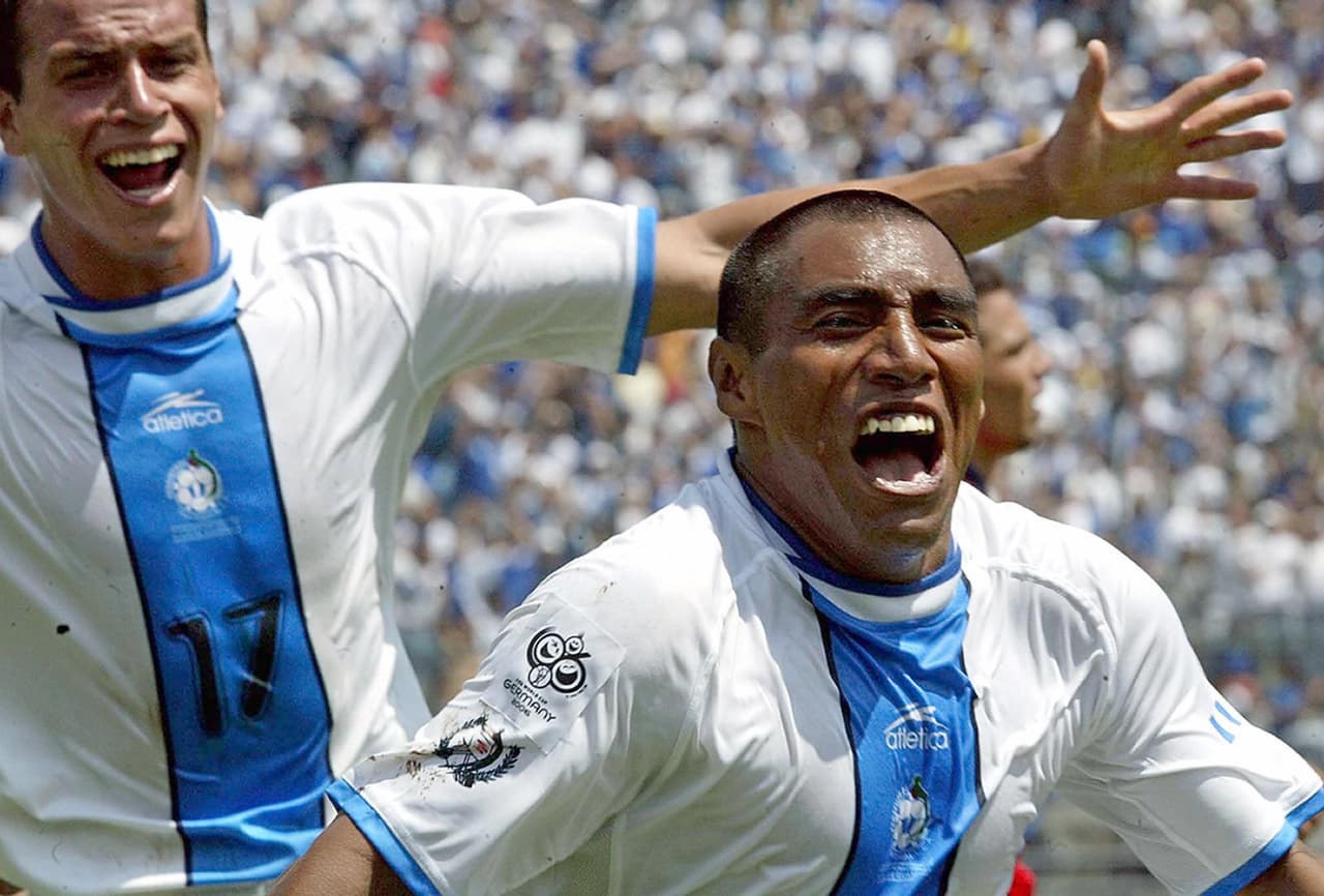 6.- Guatemala 1-1 Brasil (5-febrero-1998).- Uno de los tantos más recordados por la afición guatemalteca, Romario había puesto al frente a la 'verde-amarelha' pero en tiempo de reposición, Juan Carlos Plata decretó la igualada. (Foto: Getty Images).