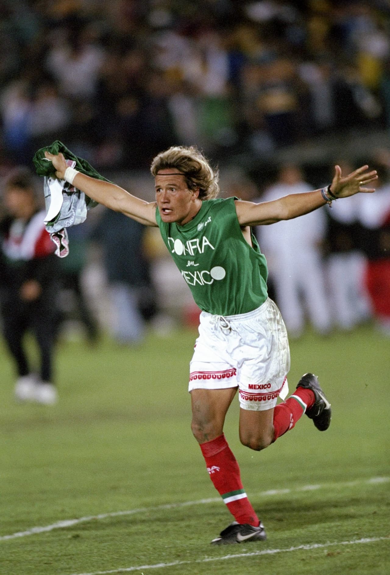 7.- México 1-0 Jamaica (12-febrero-1998).- Los 'Reggae Boyz' estuvieron a nada de destronar al bicampeón del torneo, pero con gol de Luis Hernández en la prórroga al minuto 105, México clasificó a su tercera final consecutiva. (Foto: Getty Images).