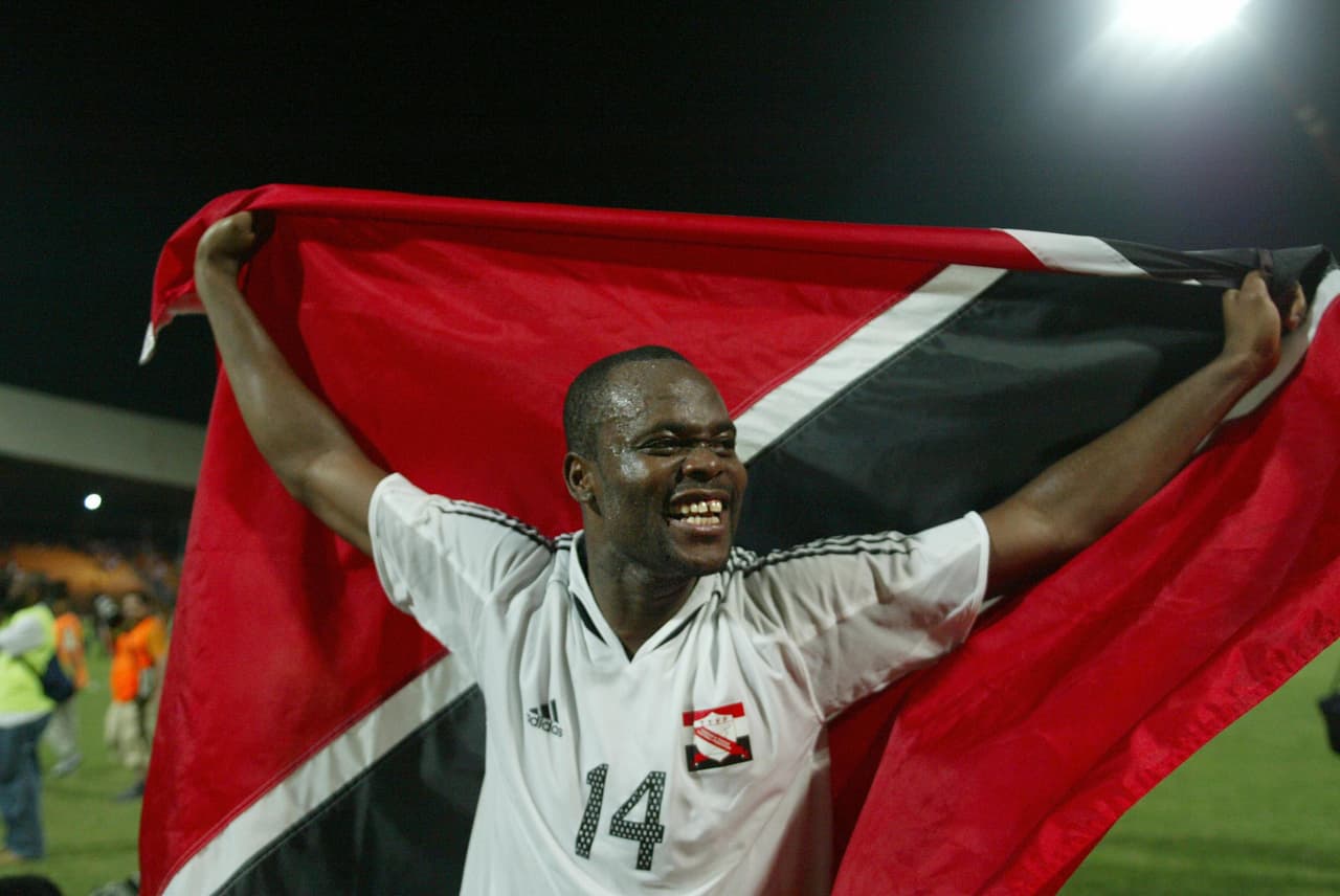 12.- Trinidad y Tobago 1-1 Costa Rica (19-enero-2002).- Los centroamericanos ya saboreaban su primera victoria del torneo, pero un gol en tiempo de reposición de Stern John dejó el empate definitivo. (Foto: Getty Images).