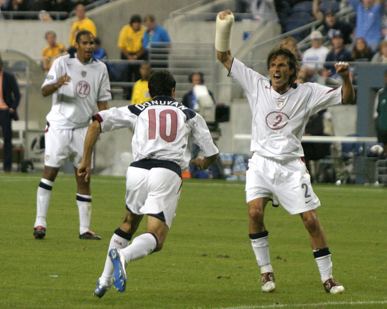 17.- Estados Unidos 4-1 Cuba (7-julio-2005).- Cuba le estaba sacando el empate a EE.UU. pero al 87 Landon Donovan, al 89 DaMarcus Beasley y al 90 de nueva cuenta Donovan decretaron una paliza en un partido que parecía parejo. (Foto: Getty Images).