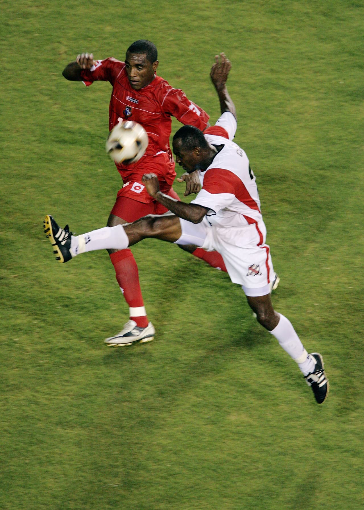 18.- Panamá 2-2 Trinidad y Tobago (9-julio-2005).- Con el marcador empatado a uno en tiempo de descuento, el trinitario Cornell Glen consiguió el aparente triunfo pero a la siguiente jugada Luis Tejada puso el 2-2 definitivo. (Foto: Getty Images).