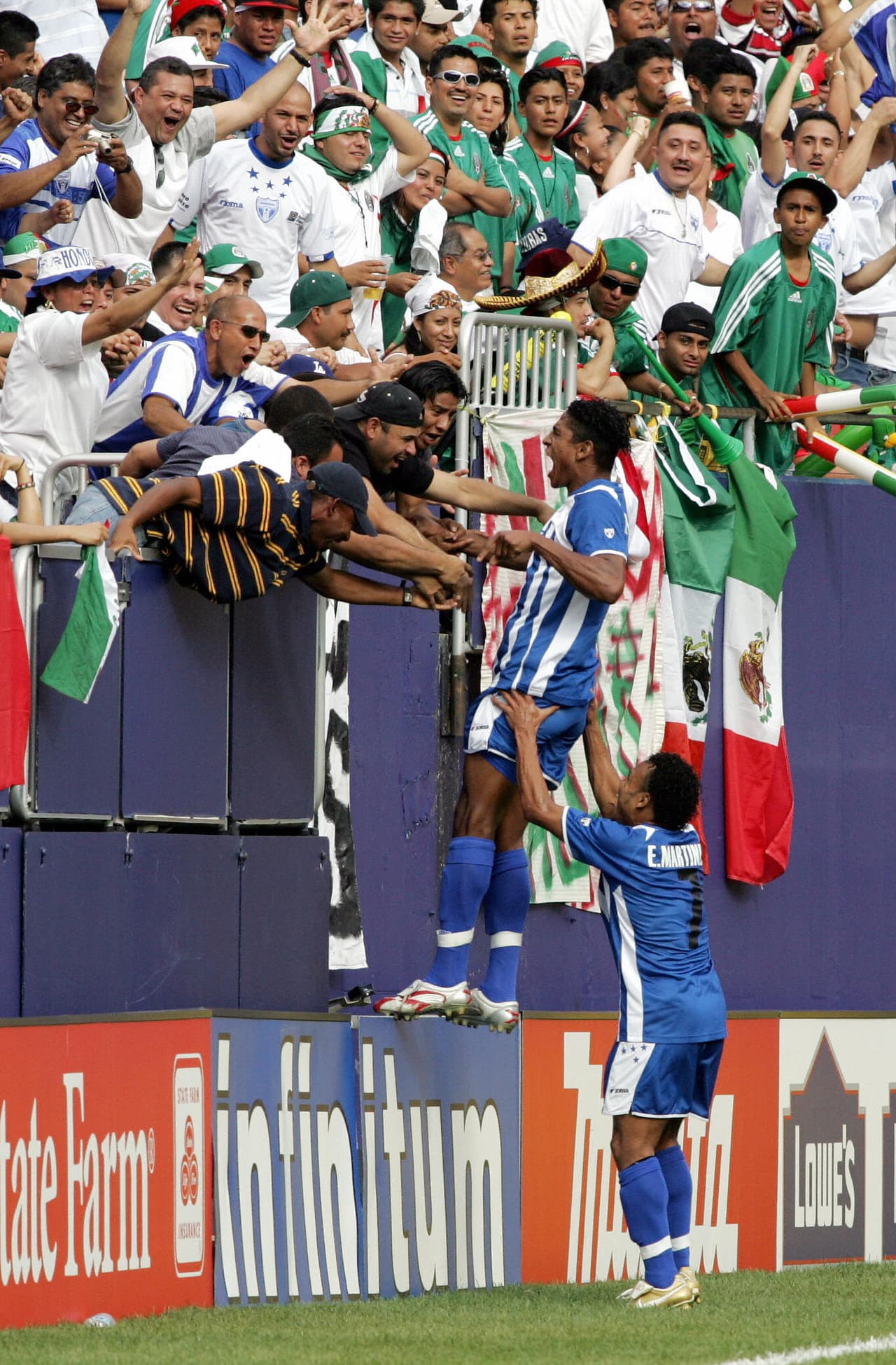 20.- Honduras 2-1 México (10-junio-2007).- Tras una expulsión a Cuauhtémoc Blanco y con el marcador empatado a un gol, justo al minuto 90 el delantero catracho Carlo Costly marcó para llevarse el triunfo ante el odiado rival. (Foto: Getty Images).
