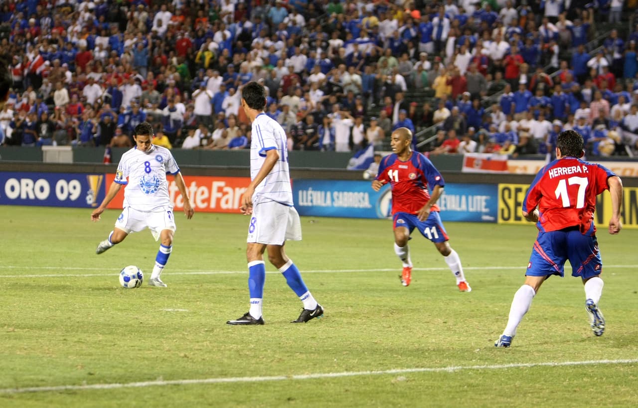 22.- El Salvador 2-1 Costa Rica (3-julio-2009).- Los cuscatlecos se llevaron el triunfo en su debut en la Copa Oro 2009 gracias un gran gol anotado por William Osael Romero al minuto 87 pera dejar anonadados a los ticos. (Foto: Getty Images).