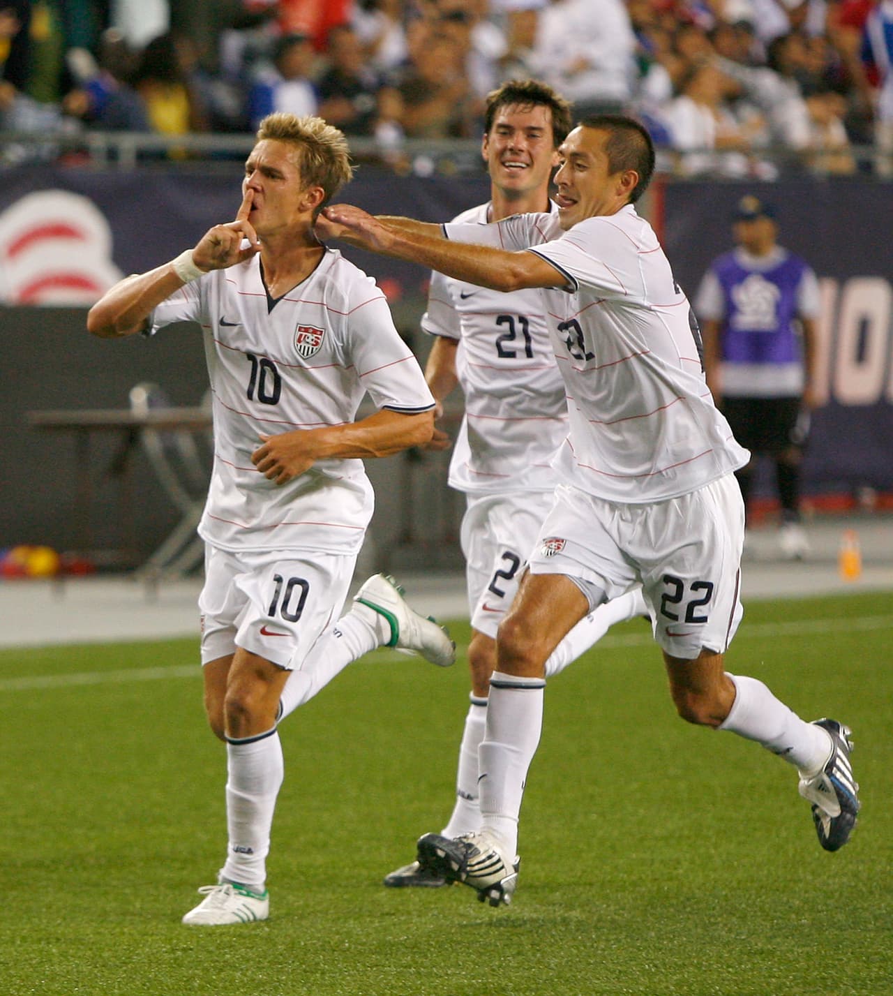 23.- Estados Unidos 2-2 Haití (11-julio-2009).- Los norteamericanos se salvaron de ser completamente sorprendidos por los caribeños, pero en tiempo de descuento Stuart Holden le dio el gol del empate a los Estados Unidos. (Foto: Getty Images).