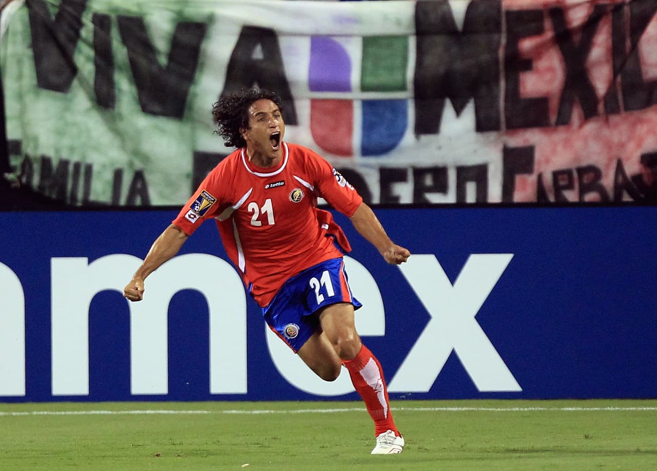 26.- Costa Rica 1-1 El Salvador (9-junio-2011).- El cuadro salvadoreño se quedó muy cerca de llevarse el triunfo pero de manera agónica, en tiempo de reposición, Randall Brenes empató el marcador para alivio costarricense. (Foto: Getty Images).