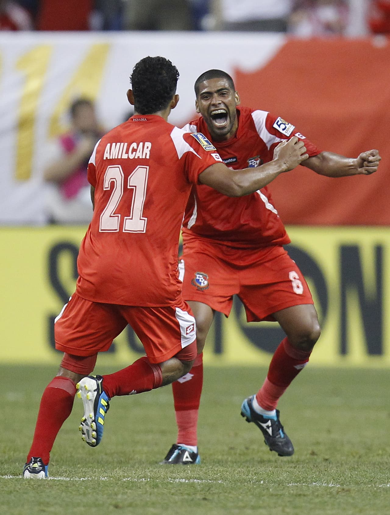 27.- Panamá 1-1 Canadá (14-junio-2011).- Los canaleros casi sufren un infarto pero en tiempo de reposición pasaron de quedar eliminados a líder de grupo gracias a un gol de Luis Tejada que dejó fuera a los de la 'Hoja de Maple'. (Foto: Getty Images).