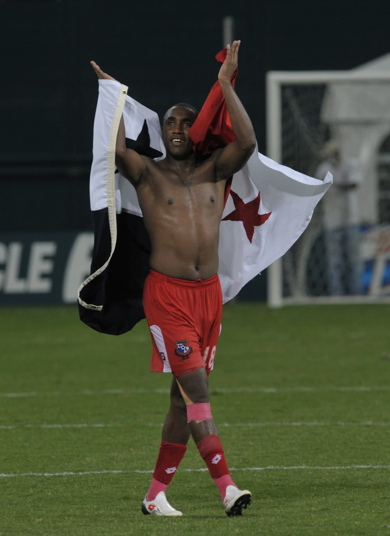 28.- Panamá 1-1 El Salvador (5-3 penales) (19-junio-2011).- Por segundo juego al hilo, Luis Tejada salvó a los canaleros de la eliminación, esta vez vs. El Salvador para que Panamá pasara a semifinales en definición por penales. (Foto: Getty Images).