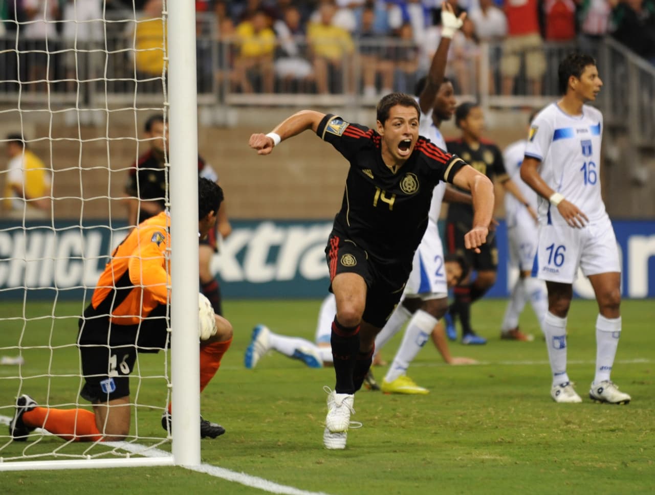 29.- México 2-0 Honduras (22-junio-2011).- El 'Tri' y los catrachos se fueron a tiempo extra en semifinales, México se llevó el pase a la final, gracias a goles de Aldo de Nigris al 93 y Javier Hernández al 99. (Foto: Getty Images).