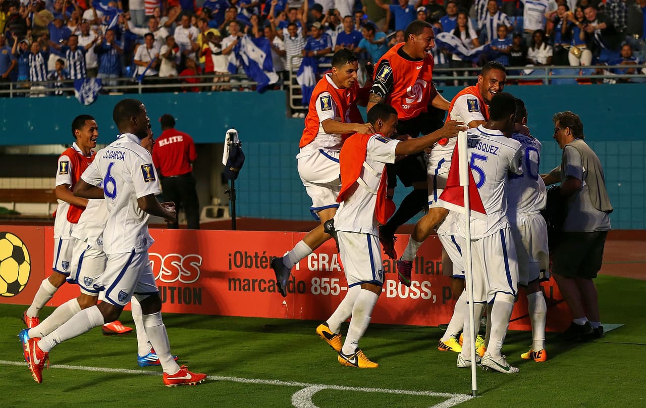 32.- Honduras 1-0 El Salvador (12-julio-2013).- En un juego sin muchas emociones, lo bueno llegó al final cuando en tiempo de reposición, Jorge Claros le dio el apretado triunfo a los catrachos sobre 'La Selecta'. (Foto: Getty Images).