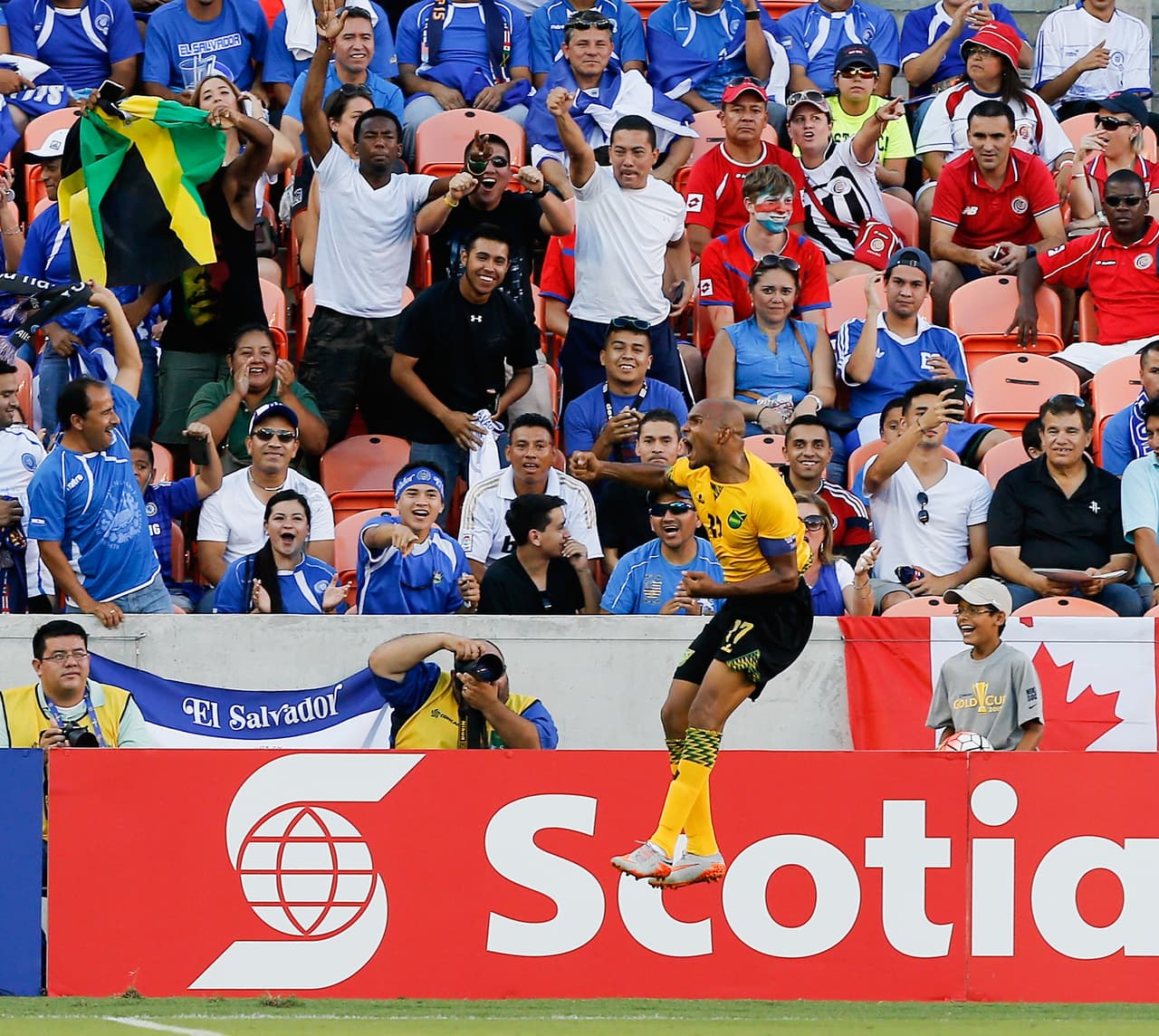 35.- Jamaica 1-0 Canadá (11-julio-2015).- Los 'Raggae Boyz' se llevaron un triunfo vital para casi sellar su pase a cuartos de final con gol a los dos minutos de reposición de Rodolph Austin ante los canadienses. (Foto: Getty Images).
