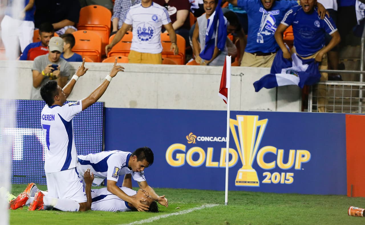 36.- El Salvador 1-1 Costa Rica (11-julio-2015).- El dramático gol de Dustin Corea sentenció un empate entre 'La Selecta' y Costa Rica que dejó todo en suspenso para ambos con una jornada restante para la definición del Grupo B. (Foto: Getty Images).