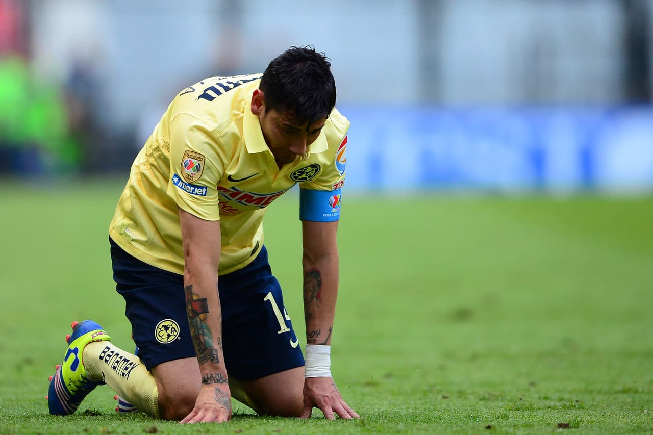 Es el futbolista del América que más faltas ha cometido, tiene 26, si consigue 2 cartulinas preventivas más habrá roto su propio récord indisciplinado.