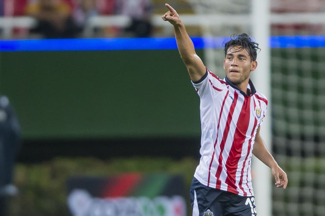 Chivas de Guadalajara derrotó así 3-2 a Monarcas Morelia en el grupo 8 de la Copa MX y cortó una racha sin triunfos en el fútbol mexicano.