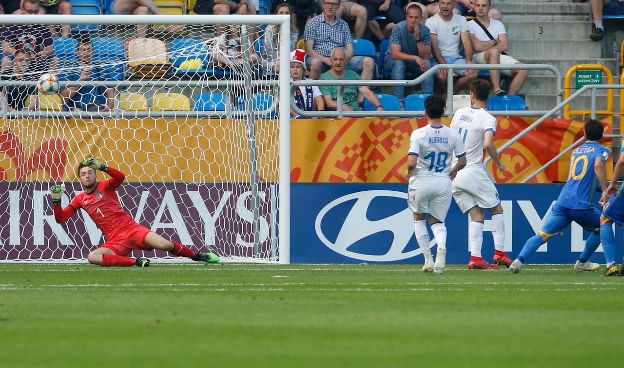 Un error en salida le dejó el balón a Ucrania que lo supo aprovechar. Centro de Yukhym Konoplia a Serhii Buletsa, que de primera definió al primer palo.