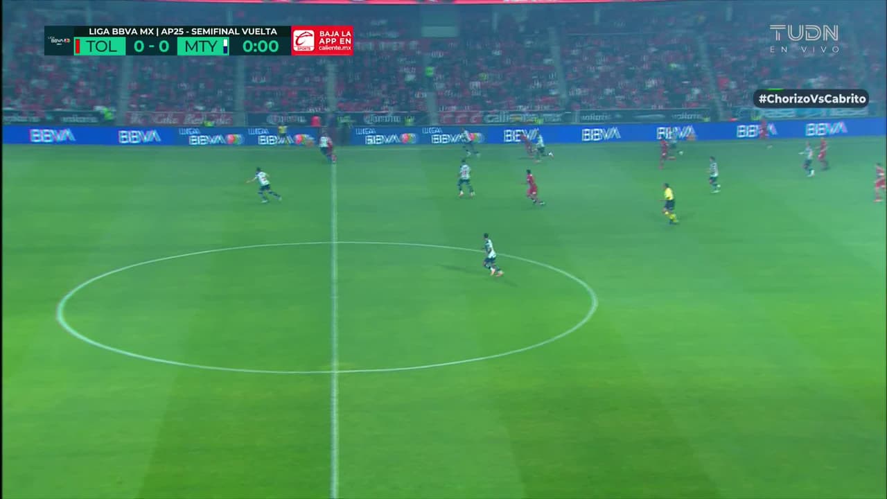 Arranca el partido y la pelota está en juego.